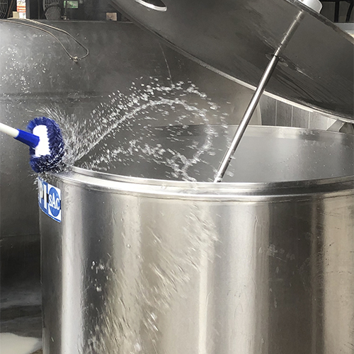 La limpieza e higiene del estanque de leche es esencial para que la leche no pierda su calidad en el proceso de conservación y almacenado, la leche recién ordeñada es acopiada en este estanque para luego ser trasladarla a la quesería para transformarla en un buen queso.